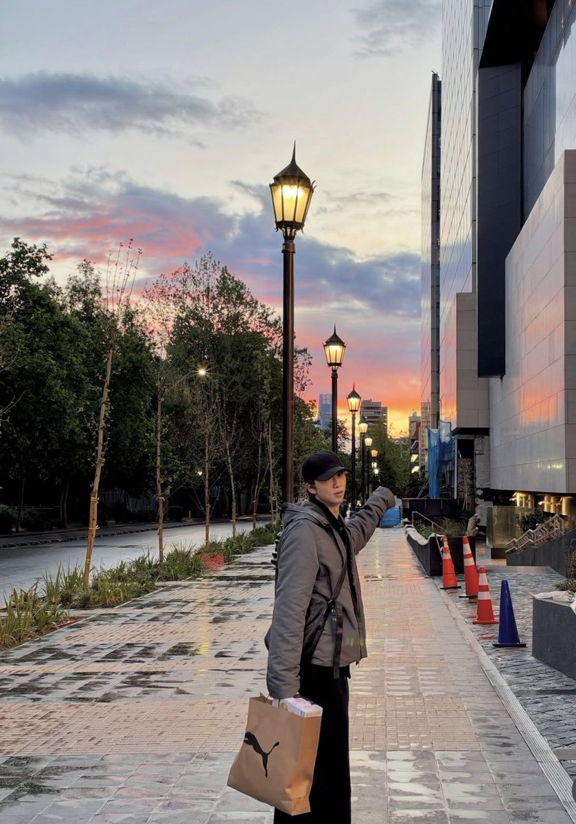slaylikebixber's tweet photo. creo que la gente que no es de chile no entiende el nivel de comodidad que debe haber sentido joon en chile para andar en el parque arauco, que es un mall MUY concurrido todo el año y confiar en que íbamos a respetar su espacio 🥹 https://t.co/WeZbVbBNoz