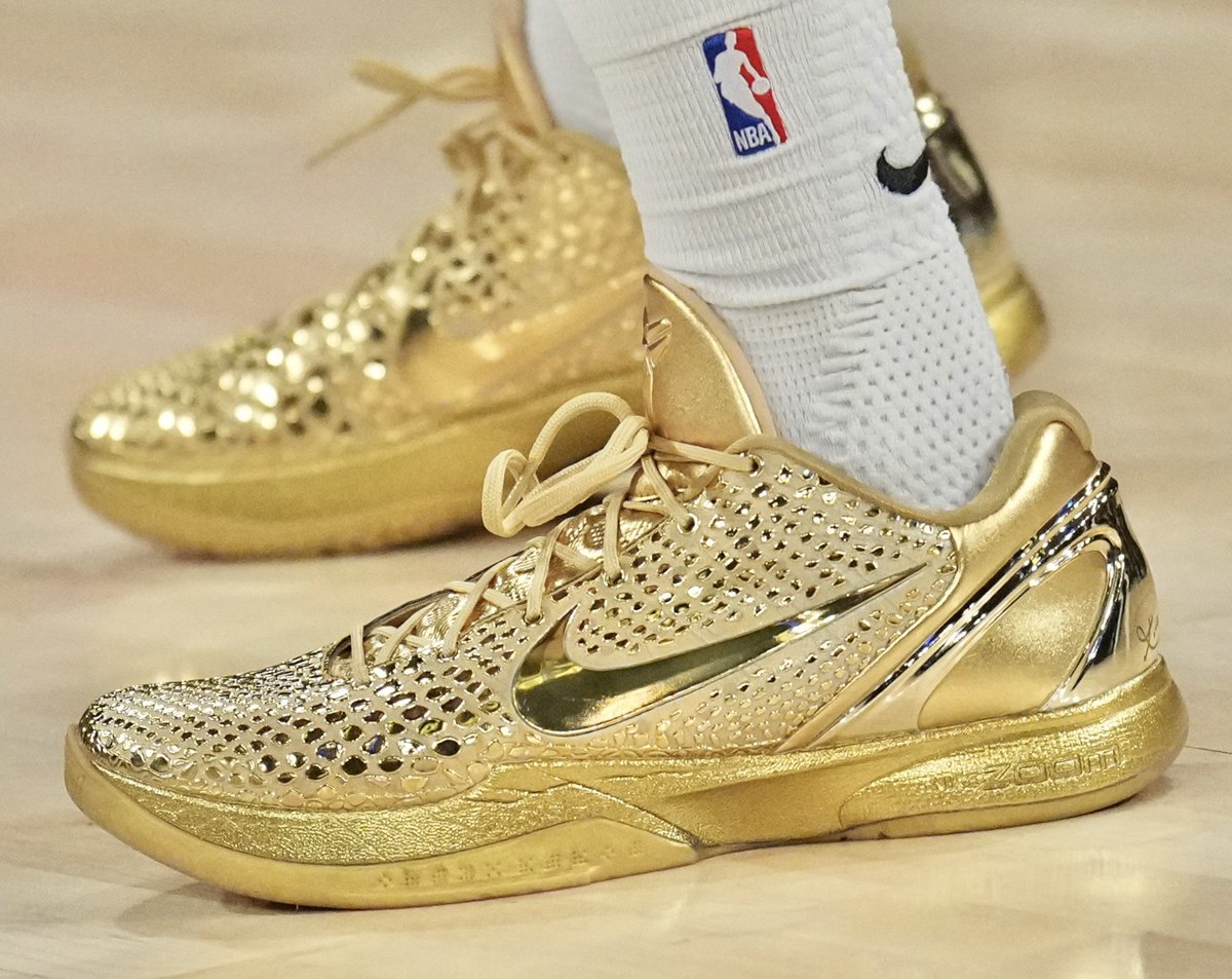 NickDePaula's tweet photo. The trophy gold is all time. 

Where do you rank Jalen Brunson’s Kobe PEs? https://t.co/O4HyBJh3RI