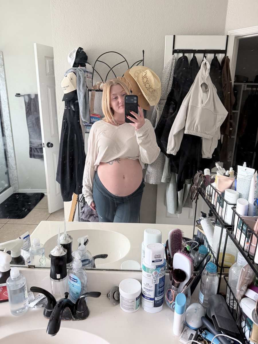 lotsoflauren333's tweet photo. There's just more of me now and I love every bit https://t.co/268Kt1dUnx