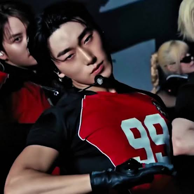 pannchoa's tweet photo. What was the last "mega" hit song from a boy group? 
https://t.co/G8MZzpk2uf https://t.co/lPnXq2srJb