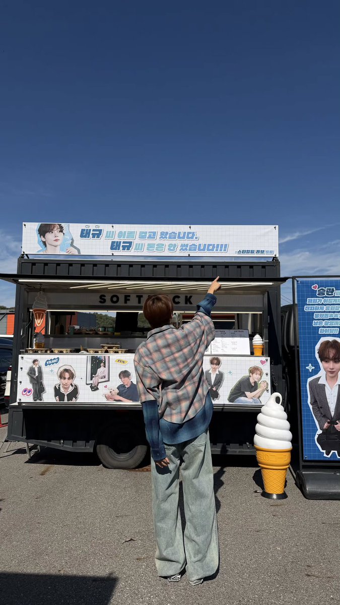 kwansources's tweet photo. 261021 pledis_boos ig story 📸 #승관

seventeen’s stylist team sent a food support truck for seungkwan! 🥹🤍

🍊 our stylist team is the best.. 🥰 https://t.co/4qEKBxIHw6