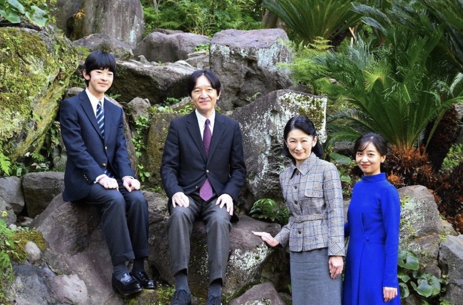 431SHUcpqe10410's tweet photo. 男尊女卑を具現化したような
家族写真 https://t.co/Xnv96X9xxm
