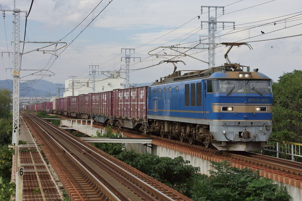 210EP's tweet photo. 10/21の1086レはEF510-505❗️

朝から晴れて、季節外れの蒸し暑さとなっている今日は、EF510-505号機が登板した1086列車です。
今日は、提灯祭りとも呼ばれる播州最大規模を誇る、魚吹八幡神社の例大祭が行われ、シーズンの集大成となります。
各地区では、早朝から屋台練りが行われています。 https://t.co/7x7nmHHNNI