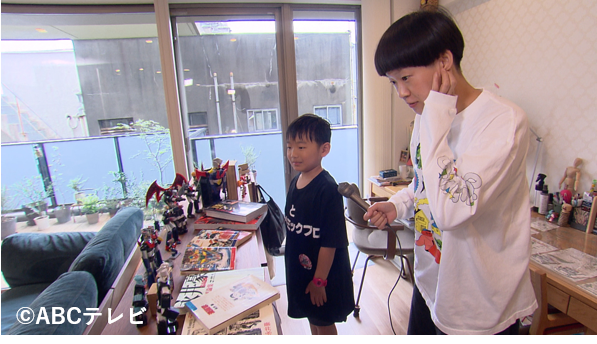 abc_knightscoop's tweet photo. 今週のナイトスクープ３本目は…

「マジンガーZはなぜあの形になったのか？」

東京都の女性（４５）から。私の息子は９歳にして、とある昭和の巨匠にドハマりしている。その人は、「デビルマン」や「キューティーハニー」といった数々の名作を生み出してきた、漫画家・永井豪先生だ。漫画やアニメを見たり読んだりするのはもちろん、最近では図書館や古本屋に通い詰めて、過去のインタビュー記事まで読みあさっている。彼がとりわけ愛してやまない作品が、「マジンガーＺ」。日々の工作ではひたすらマジンガーを自作し、そのこだわりようも「原作・アニメのバージョン違いを、目の周りの線の色で表現する」など、到底ついていけない領域に達している。そんな息子が今抱えている謎とは…「どうしてマジンガーＺは、あんなデザインになったんだろう？」ということ。例えば、ガンダムのような鋭く、角ばった雰囲気とも異なり、ロボットなのに丸みを帯びたデザインをしているのが不思議らしく、彼なりに様々な考察もあるようだが、どうしても学校で同世代のお友達と語り合うこともできない。そこで、息子を悩ませている永遠の謎について一緒に考えてもらえないだろうか、というもの。