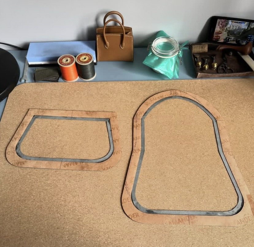 AxeQ117's tweet photo. The next step is working on the structure of the bag

Adding reinforcement and making small cuts along the curved edges so everything can fold neatly into place

These little details might not be visible in the finished bag but they make such a difference https://t.co/KGCYISvdeH