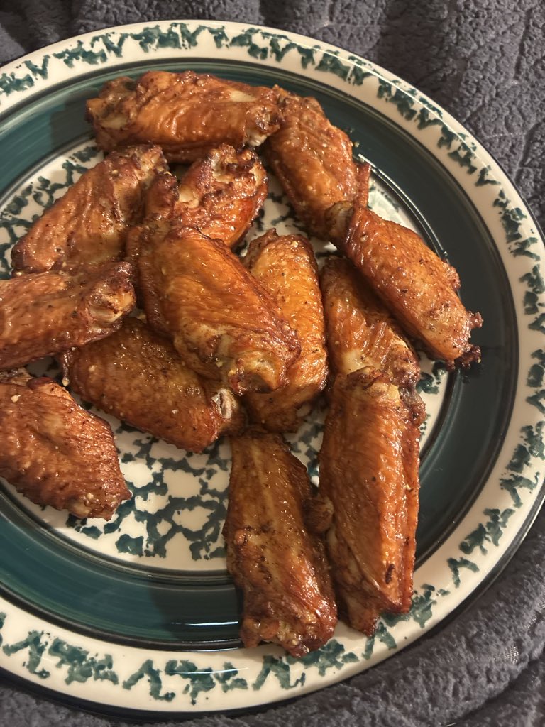 Mayonly54's tweet photo. Wings form papa Johns, and Michelob ultra for my dinner https://t.co/321DrHgkma
