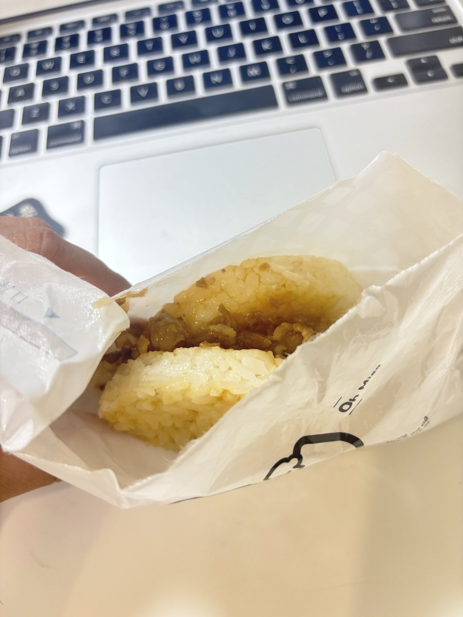 Halley_Queen's tweet photo. 每次吃完早餐
都會警覺兩個小時過去了
午餐總是猶豫該不該吃

明明放棄的人是我呀
為什麼卻會有被拋棄的感覺
我還真是個臭綠茶 https://t.co/XQQbmoBMPu