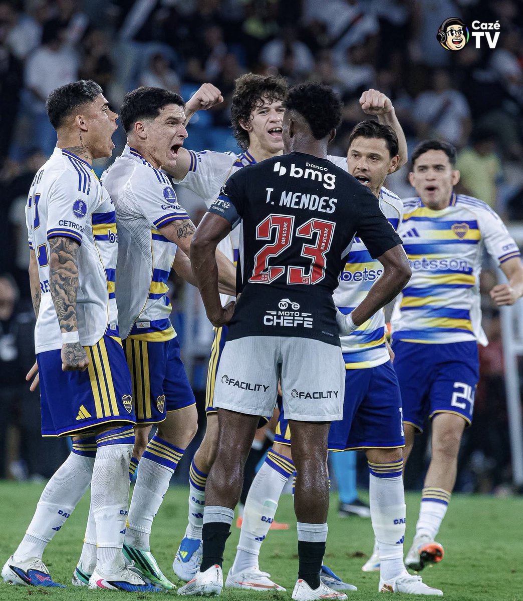 futebol_info's tweet photo. Jogadores do Boca provocando Thiago Mendes logo após a classificação do time argentino sobre o Vasco no Maracanã.

📸 @CazeTVOficial | Matheus Torres https://t.co/0CtBhrbvlr