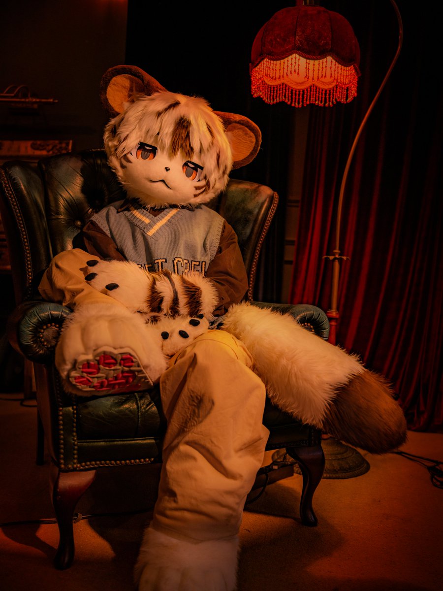 mojjibread's tweet photo. #FursuitEveryday 

되게 홍콩 영화 한 장면 같지 않나요??
왕 멋있죠!!😤😚

📷 : @applepie1360715 https://t.co/P4LBvygqCF