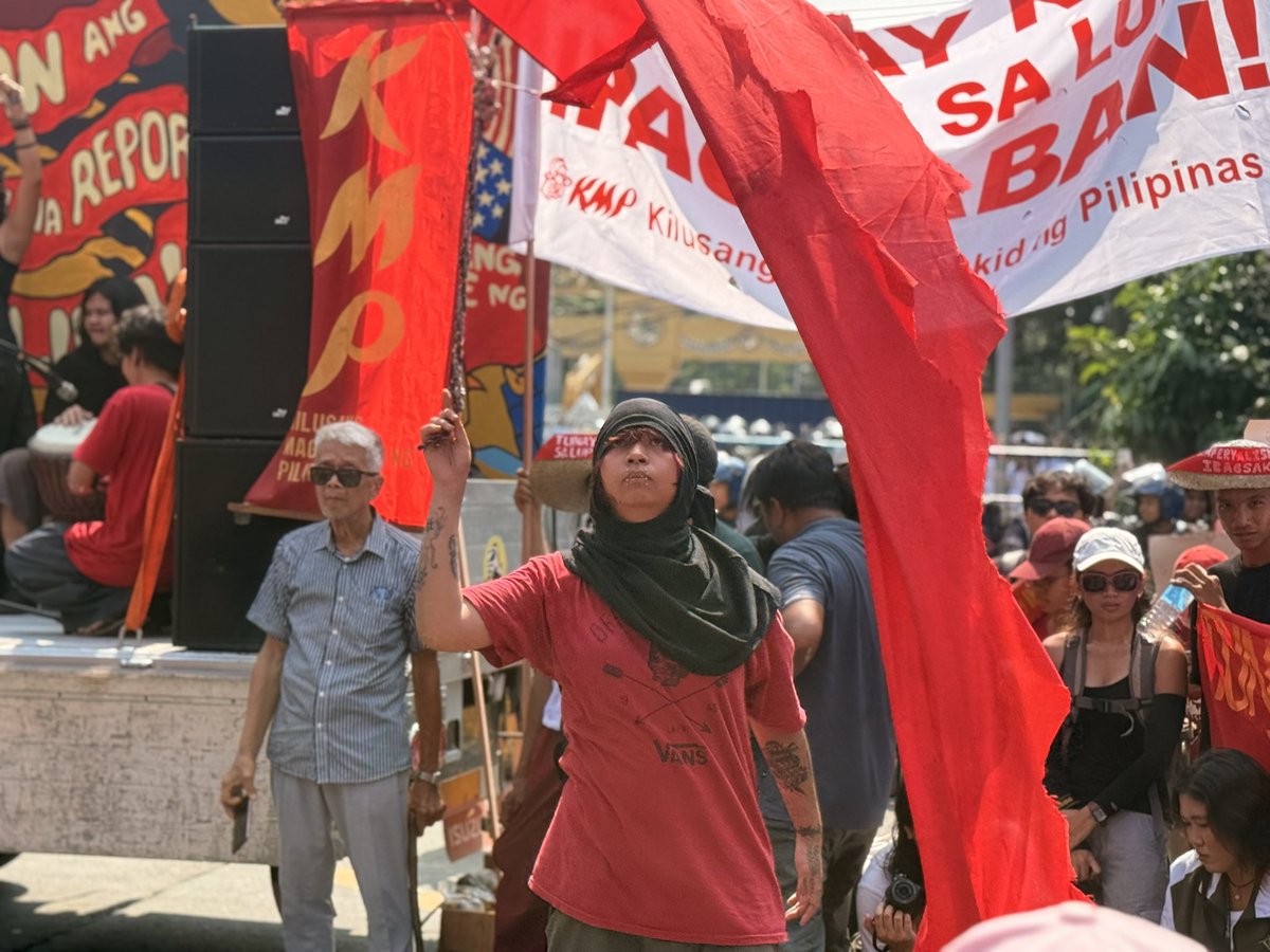 bulatlat's tweet photo. Cultural group Sinagbayan performs to open the program in the Mendiola Peace Arch, as part of the National Day of Action for Farmers. (via Dominic Gutoman/Bulatlat) https://t.co/WI9nkFOGsM