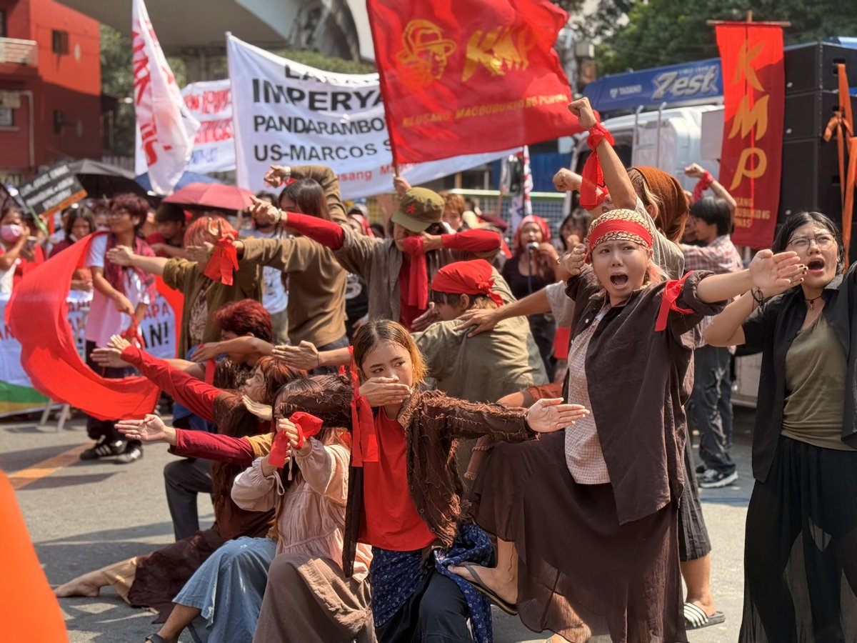 bulatlat's tweet photo. Cultural group Sinagbayan performs to open the program in the Mendiola Peace Arch, as part of the National Day of Action for Farmers. (via Dominic Gutoman/Bulatlat) https://t.co/WI9nkFOGsM