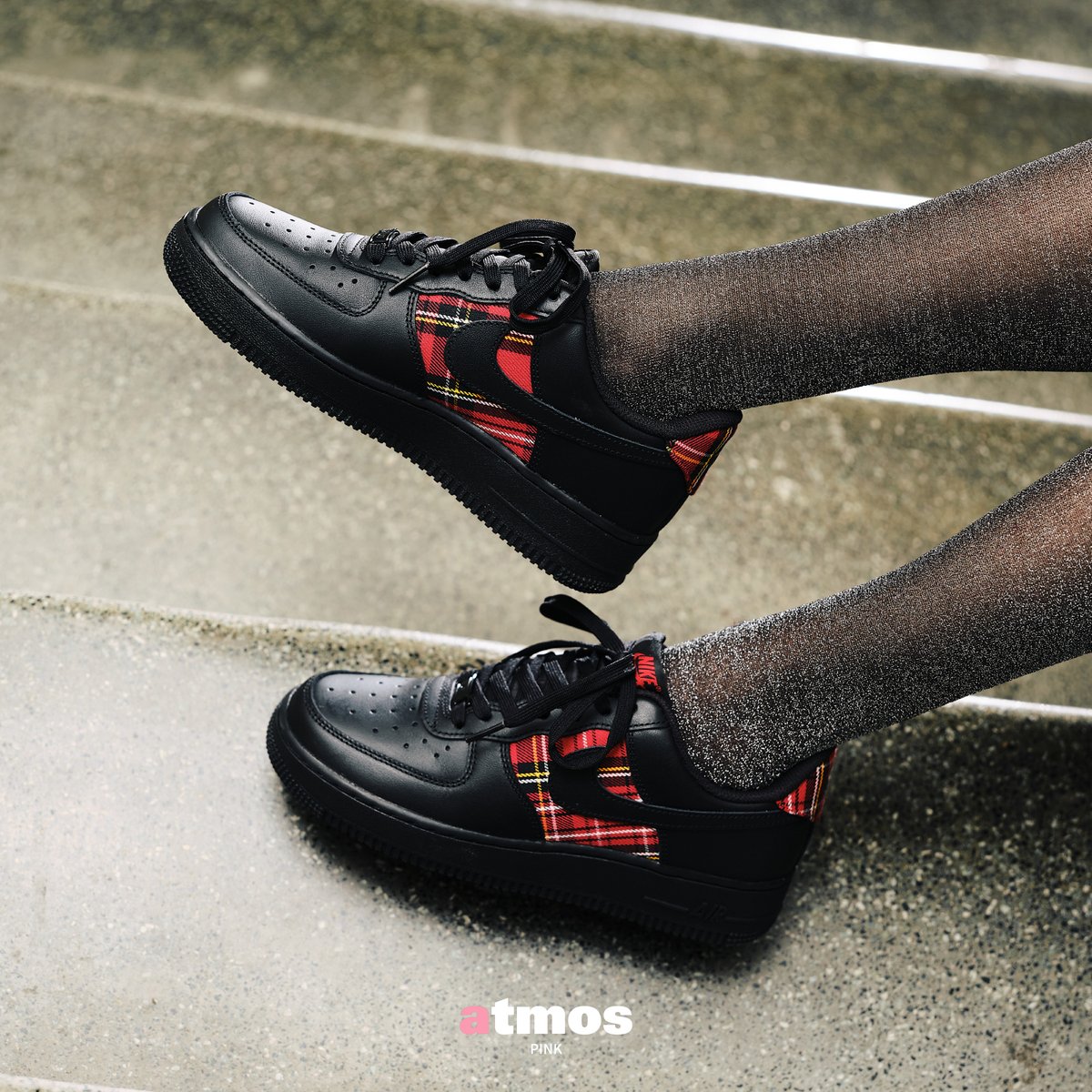 atmos_pink's tweet photo. 定番に、ひとクセを。
NIKE CHECK PACK.
SHOX TL、AIR FORCE 1、AIR MAX PLUS。
アイコニックな3モデルに、CHECK柄のアクセントをプラス。
クラシックなパターンを、ストリートらしく再解釈。
 
本商品は現在atmos pink各店、atmos一部店舗、atmosオンラインショップにて販売中。