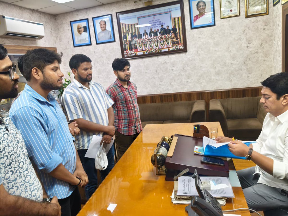 AshokB61140's tweet photo. जुलाई में आपसे हाथ जोड़कर निवेदन किया गया कि इस दलदल में मत डालना हमको आपने भरोसा दिया कि आपके होते हुए ऐसा कभी नहीं हो सकता फिर भी हमारे साथ वो ही किया गया अब सब जल्दी ठीक करवा दो ।।👏👏

@AvinashGehlot_ 
#न्याय_करो_न्याय_करो_मंत्री_जी_न्याय_करो। https://t.co/xwH2j1E5LZ