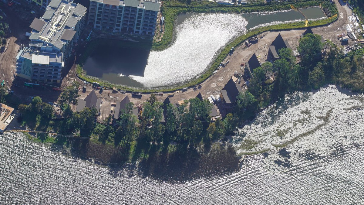 bioreconstruct's tweet photo. 2 aerial photos of the A-frame villas of Disney's Lakeshore Lodge. Compare 2nd aerial to 3rd photo of the concept model in Disney's Hollywood Studios.

(Low angle winter Sun causing a flash picture type of exposure in first aerial photo.) https://t.co/zTsLNDP7fi