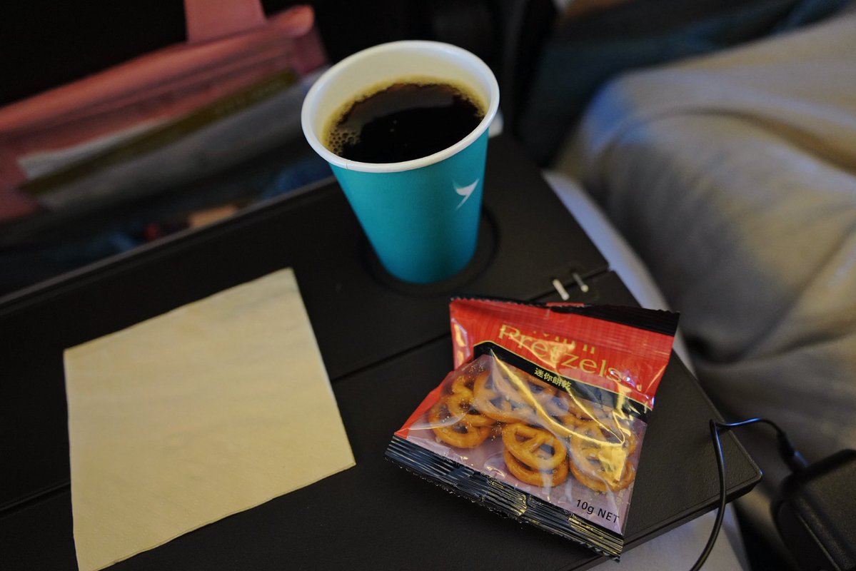GourmetCarte's tweet photo. The pre‑meal snack was mini pretzels. Salty‑flavoured, not cloyingly sweet.
#cathaypacific #airplanefood #FoodAddicted https://t.co/3A5Gm4L8Cu