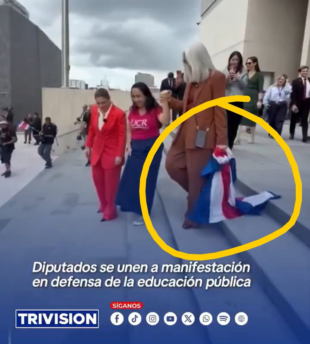 NitorCascante's tweet photo. Y cómo querés que alguien te represente bien en la AL, si no tienen ni el menor respeto por la bandera nacional?

No señora, eso no es ningún trapo !

Durmienko @AbrilGordienko , cada día cayendo más bajo.

 Igual que el pln, sepultando al partido y obedeciendo comunistas https://t.co/EshGgiZv6T