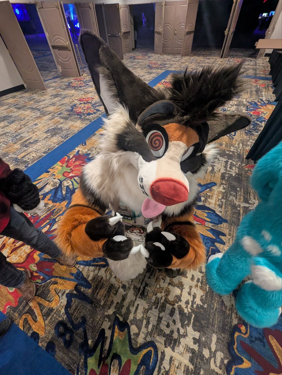 AzoriusBou's tweet photo. Having different eyes/tongues to signify when I’m drunk is a hoot https://t.co/7gtKXUiit4