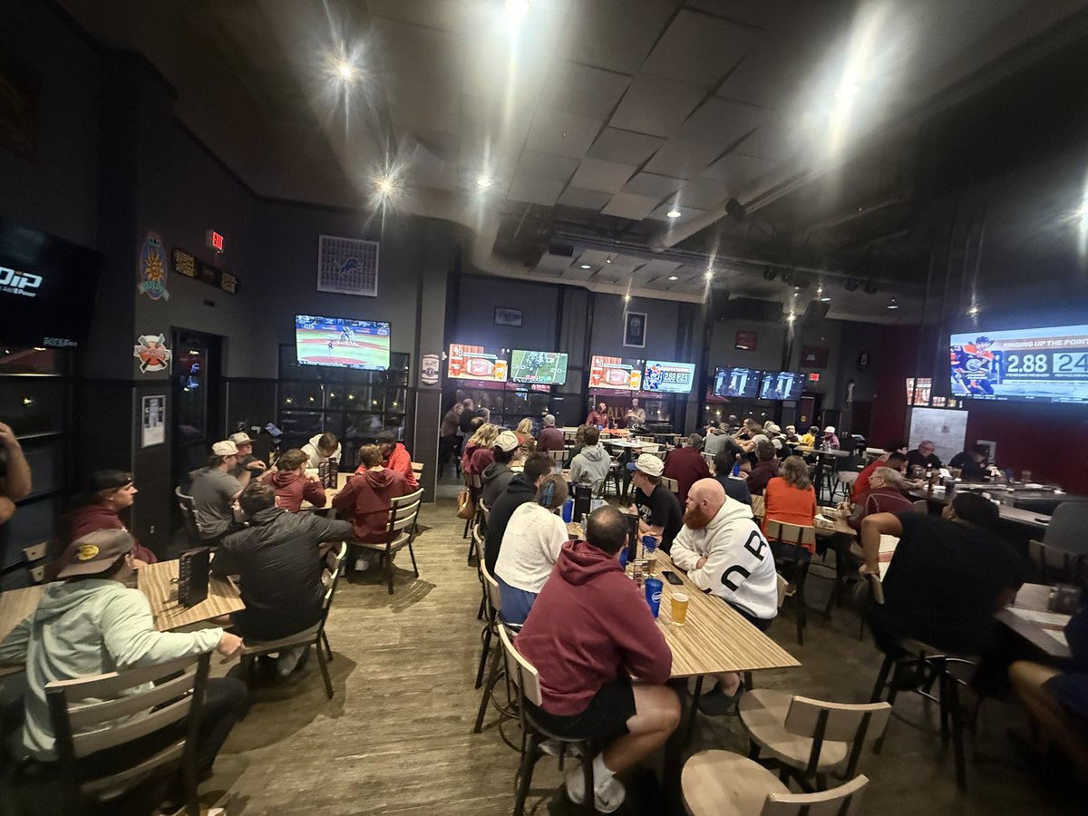CoachPriorCU's tweet photo. INSIDE CALVIN FOOTBALL…🏰🤺

#CalvIN27 | @CalvinKnightsFB https://t.co/dpDwqGbUeQ