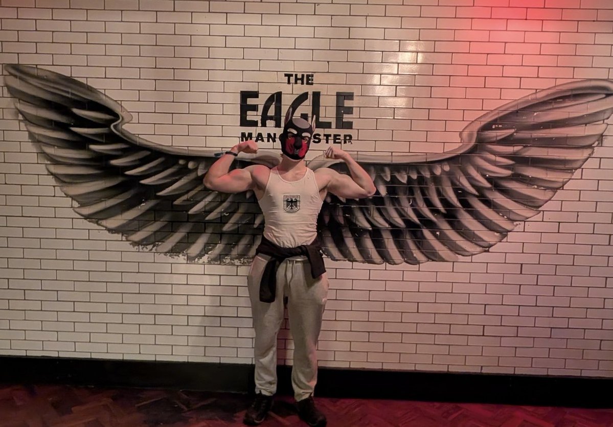 ServiceTopJJ's tweet photo. Guys I need you to be honest.
Is it bad that this was my THIRD #DoggyWeekend and I only just figured out where @EagleManchester was??! 
Ofc I had to get the photos with the wings 

#PupPlay #GayBar https://t.co/Zgb29kSAff