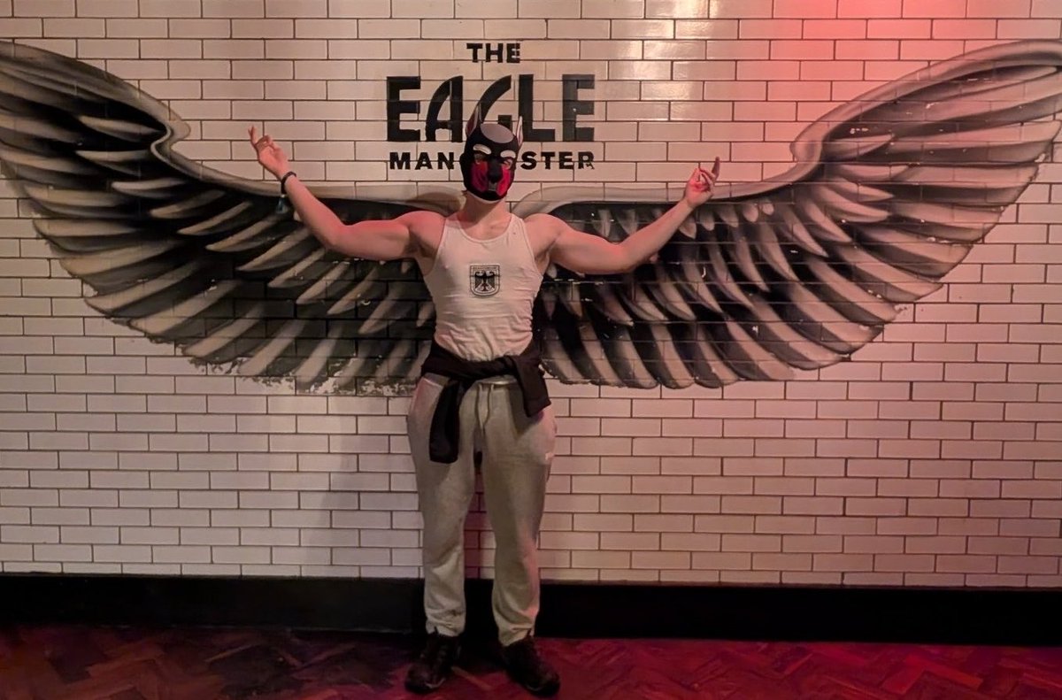ServiceTopJJ's tweet photo. Guys I need you to be honest.
Is it bad that this was my THIRD #DoggyWeekend and I only just figured out where @EagleManchester was??! 
Ofc I had to get the photos with the wings 

#PupPlay #GayBar https://t.co/Zgb29kSAff