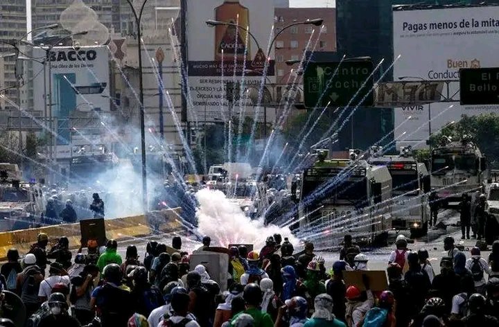 YiggmVV's tweet photo. Las protestas de Venezuela en el 2017 fueron más revolucionarias que las francesas, pero como eran en contra de una dictadura de izquierda, y no tenian ninguna bandera de Palestina prefieren callarse la boca. https://t.co/rCw4C339Fw