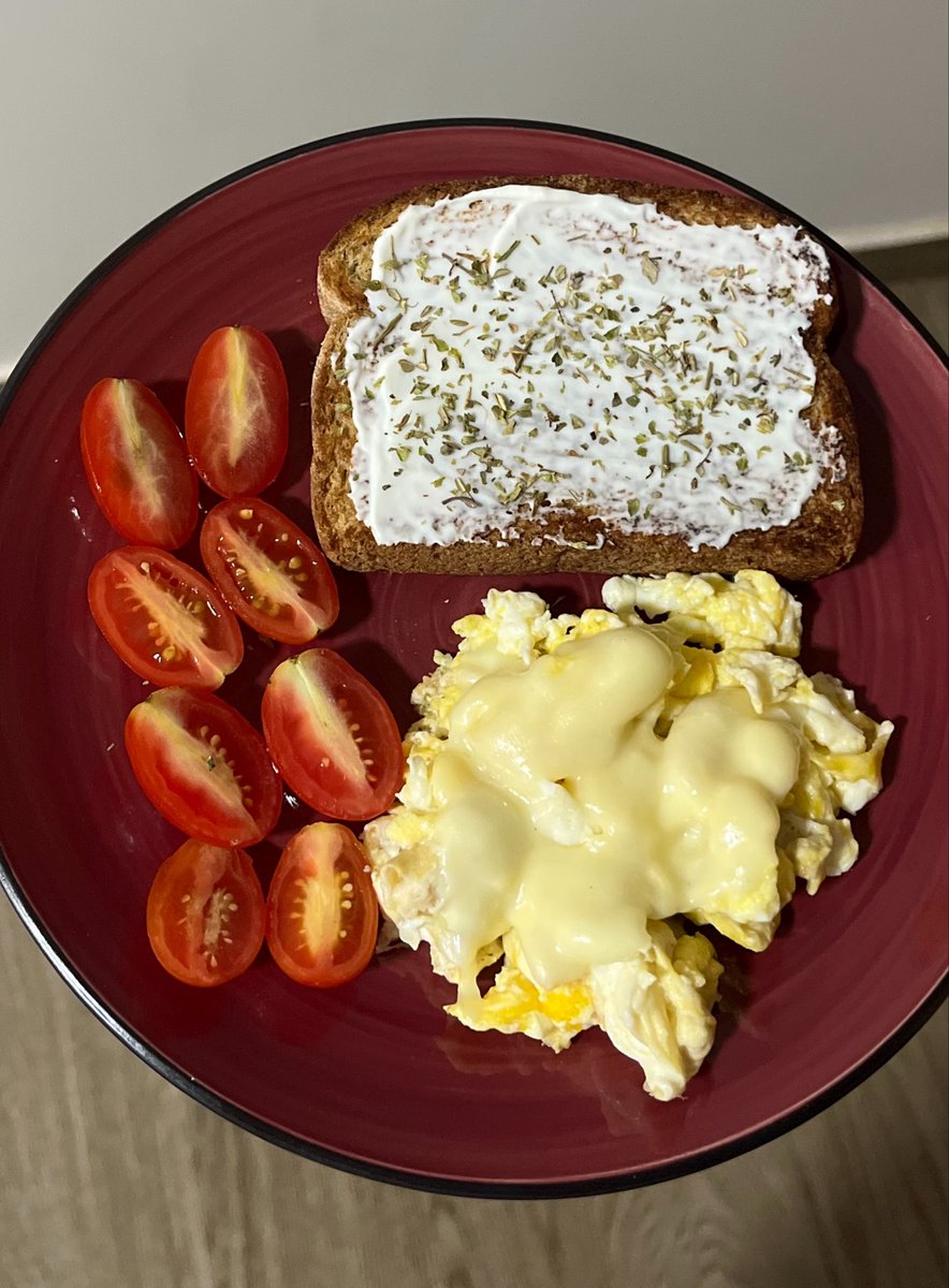 fattieultra's tweet photo. notas pra omad de hoje??!
não calculei as kcals exatas mas deve ter dado no máx. 400kcals (devo estar chutando alto ainda pq fritei o ovo sem água, o mais calórico aí é o queijo) tava uma delíciaaa https://t.co/UGJoh9qXmx