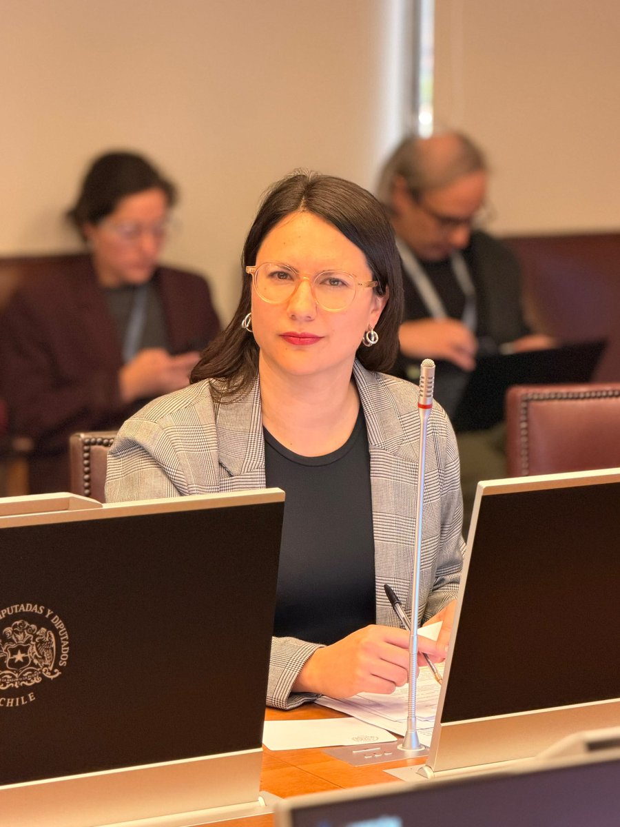 IraciHassler's tweet photo. En plena discusión de la Reforma al Mercado de Capitales, el Gobierno ingresó una indicación para permitir que las AFP también puedan administrar las cuentas de Ahorro Voluntario para la Vivienda (AVV).

Esto no es un ajuste menor: es ampliar el giro de las AFP.

Hoy, el artículo 23 del DL N.º 3.500 establece que las AFP son sociedades anónimas cuyo objeto exclusivo es administrar Fondos de Pensiones y otorgar y administrar las prestaciones y beneficios que establece esa ley.

La justificación es “aumentar la competencia”. Pero cuesta entender qué problema de competencia se busca resolver: el propio proyecto ya contempla bancos, administradoras de fondos, compañías de seguros, cooperativas de ahorro y crédito y cajas de compensación. Ahora se quiere sumar también a las AFP.

Y esto ocurre precisamente cuando las AFP están fuertemente cuestionadas por sus decisiones de inversión. El Fondo E acumula una caída real superior al 10% entre enero y septiembre, en medio de pérdidas asociadas a posiciones en derivados de tasas de interés, y la Superintendencia de Pensiones acaba de iniciar procesos sancionatorios para determinar si las administradoras incumplieron sus deberes de lealtad y diligencia.

Por eso la pregunta es sencilla: si ya existe una amplia variedad de instituciones financieras habilitadas para administrar este ahorro, ¿qué necesidad existe de abrir un nuevo mercado a las AFP?

Más competencia puede ser positiva, pero debe demostrarse que traerá menores comisiones, mejores rentabilidades o mejores condiciones para quienes están ahorrando para su primera vivienda. Hasta ahora, eso no es tal.