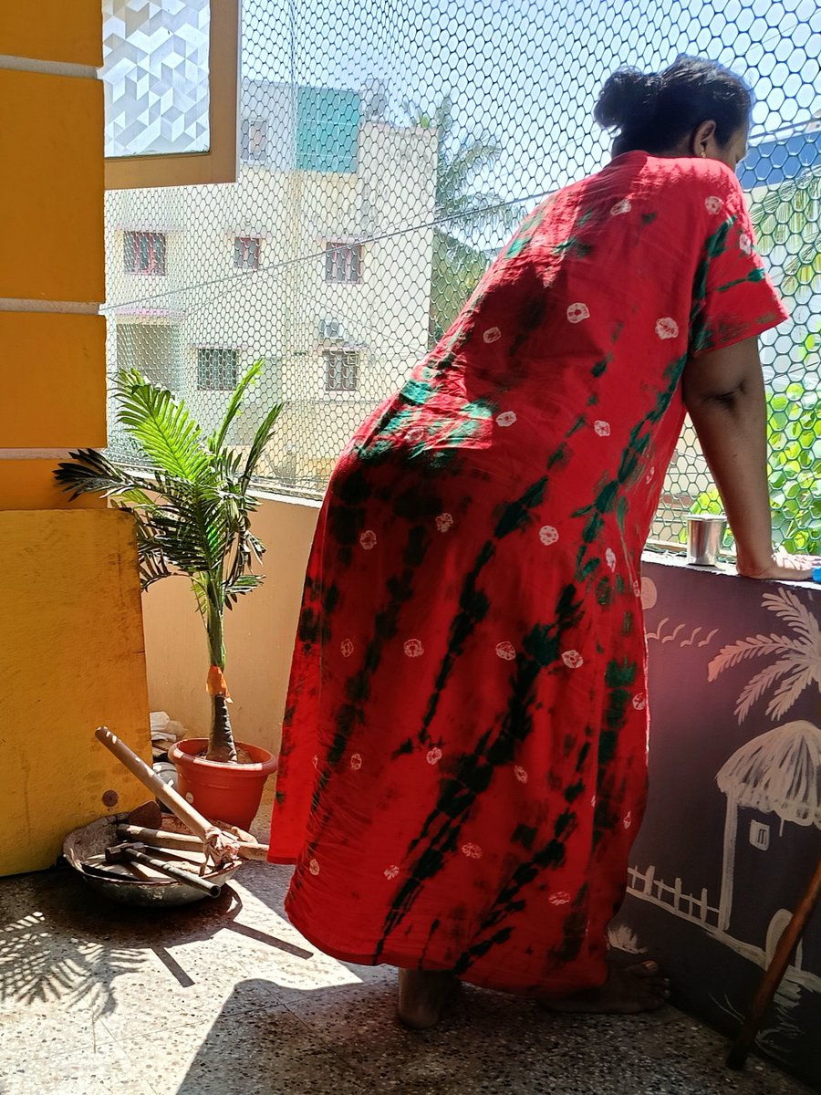 auntyveriyans1's tweet photo. Follower neihbour aunty peru Kiruba..ava paiyan pics leek paniten shh...tha ena mund@ di neam thevdi molaya paru nala chiikkunu vechirkie di andha palutha molaium un arms um epah andha kai ala en poola kuliki vita sorgam epah🔥 Ava soothu ayo nala spread pani moonja ula vechi pakanum pathu apdiye pund@ya nakki edukanum