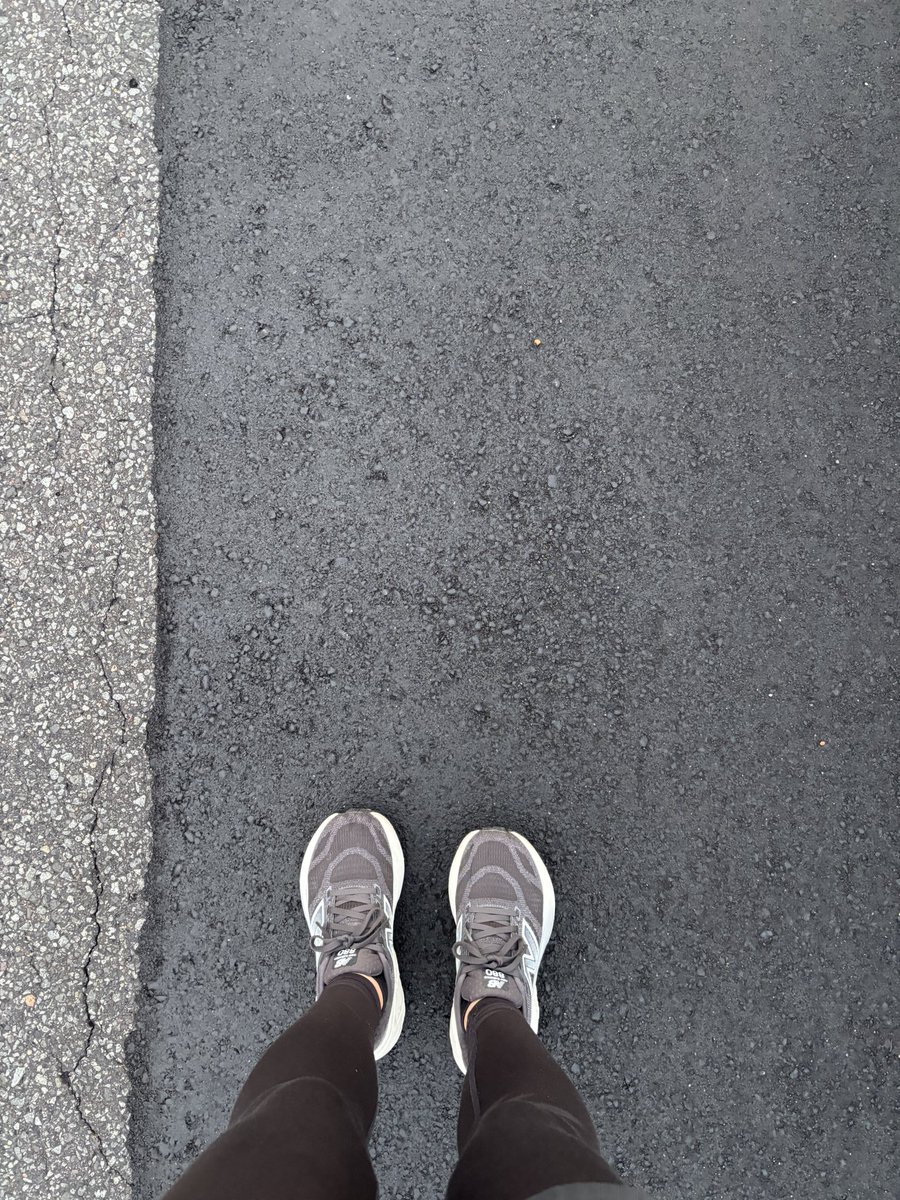 yuru_lifetrip's tweet photo. おはようございます☀

朝6:00〜 #ウォーキング 🚶
40分程度かけて3kmほど

暖かくて体は動かしやすいけど、
風が強くて雲の流れがめちゃ早いです

帽子が飛ばされそうになって
何度かヒヤヒヤしました〜😅

#日常のおぼえがき https://t.co/Q6Fw6amatJ