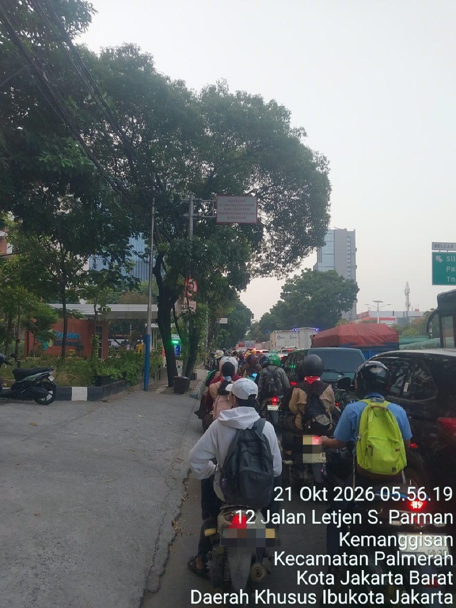 PT_Transjakarta's tweet photo. #INFOTRANSJAKARTA | Koridor 9, Rute 1W, 3F, 9A, 10H, S61 dan T31 mengalami keterlambatan kedatangan dikarenakan adanya truk menabrak MCB di sekitar Halte Kemanggisan sehingga terjadi kepadatan lalu lintas di sekitar Jl. Letjen S. Parman. Mohon maaf atas ketidaknyamanannya. Pantau informasi terkini layanan Transjakarta melalui X: pt_transjakarta, instagram: infotije, pt_transjakarta ataupun aplikasi TJ:Transjakarta. Mari kita #JagaJakarta #Koridor9 #Rute1W #Rute3F #Rute9A #Rute10H #RuteS61 #RuteT31