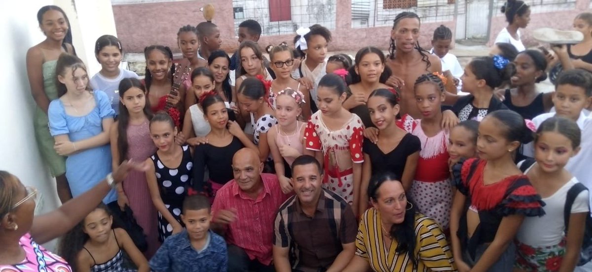 RafaelLice4i9u's tweet photo. Gracias muchachos, por regalarnos tanto talento, entrega, alegría, disciplina, compromiso, y una excelente velada de cierre, en la Jornada de la Cultura Cubana. Muchas felicidades, la #IslaDeLaJuventud está muy orgullosa de ustedes  #SentirPinero #CubaEsCultura https://t.co/xRUyD0q3kj