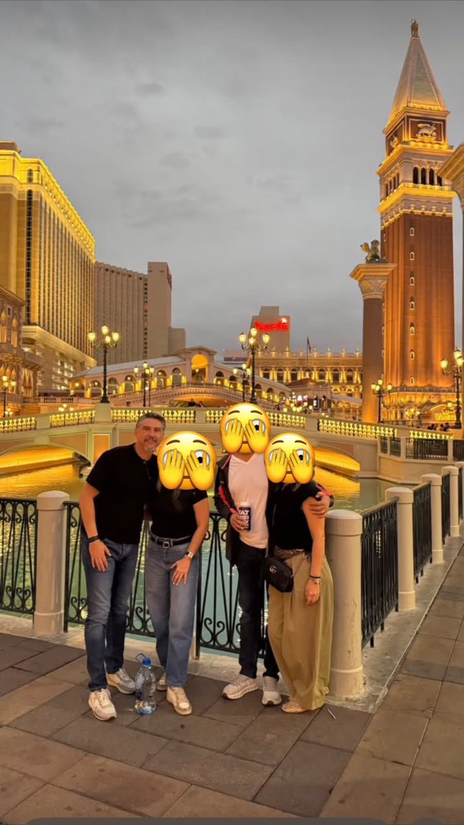 MauricioOrtegaE's tweet photo. LO QUE PASA EN LAS VEGAS SE QUEDA EN LAS VEGAS SI O NO MICKEY. Mientras Juan Vayas Gando la va cagando en Barcelona SC, Miguel Montalvo, encargado de la Presidencia de #BarcelonaSC tras la fuga de Antonio Álvarez alias el loco, esta en Las Vegas disfrutando de un viaje de placer. https://t.co/vq4L2iMYMp