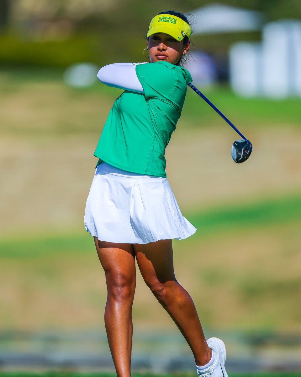 OregonWGolf's tweet photo. Four Ducks under par today 🔴

🦆 Prim Prachnakorn - 70
🦆 Tong An - 70
🦆 Shyla Singh - 70
🦆 Celina Yeo - 71

7-under 281 extends Oregon's lead to 10 strokes entering tomorrow's final round. #GoDucks https://t.co/sNV0xeA8Ec
