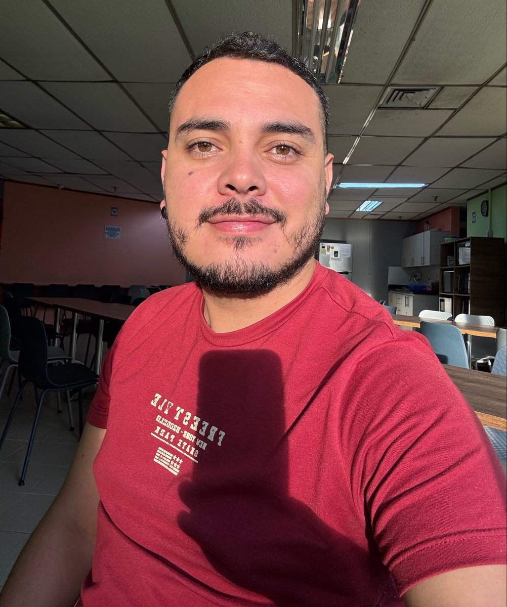 Sebaguser's tweet photo. Golden hour en la oficina. https://t.co/XiCv275vzV