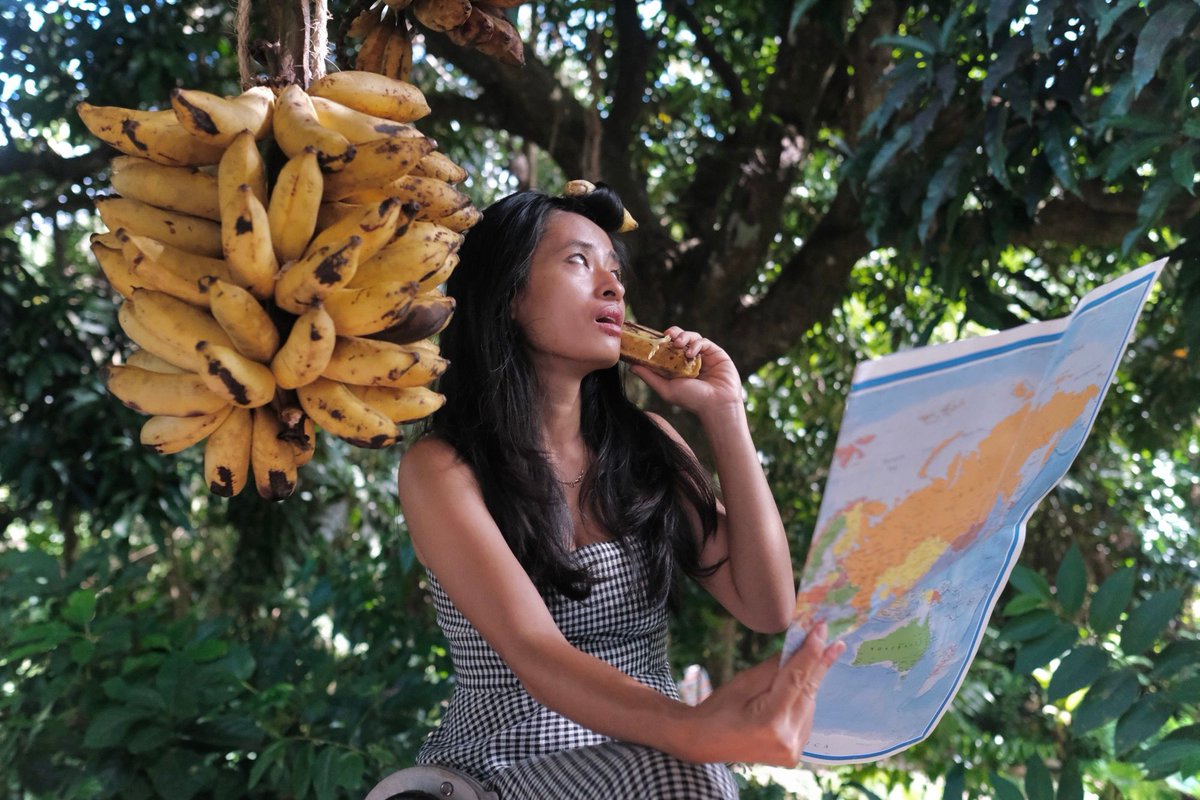 mangomeditating's tweet photo. There are 3 ways to eat a banana: 

1) You eat a banana but you don’t know you’re eating a banana. You eat your worries, your plans, your to-do list. 
2) You eat a banana and you only see the herbicide, pesticide, inflation, tax, etc. 
3) You eat a banana and you see all the above, but you also see the sunlight, the raindrops, the earth embracing the little seed that makes the banana possible. Looking deeply, you see the same elements are required to make you possible. 
Wow, the banana and you are not so separate. 
When you can enjoy this banana, you can also enjoy all the wonders inside of you. 

We often feel we need someone or something to guide us on how to live. But if we come back and pay attention to how we eat a banana, clean our room, wash the dishes, we can see the answers are all right there.