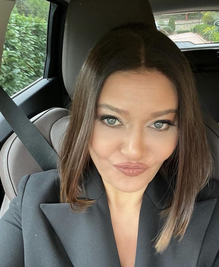 siyahsancakx's tweet photo. 🔵 Nurgül Yeşilçay:

▪️"Erkekler iyi ki hamile falan kalıp çocuk doğurmuyor."

▪️"Yol kenarında aracın lastiğini değiştirmeyi öyle bir büyütüyorlar ki."

▪️"Arabayı yukarı kaldırıyor, vidasını söküp, yedek lastiği de oraya koyuyor.

▪️"Bu kadar basit ama 'krikoyu aldım stepneyi şuraya koydum' diyerek büyük bir şey gibi gösteriyorlar."

▪️"Öyle bir şey değilmiş."