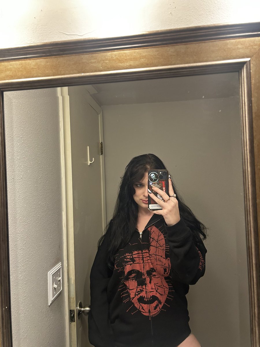 0ddsam's tweet photo. I loveee my new sweater https://t.co/ck0VbukCFC