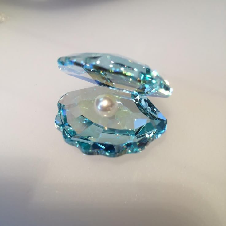 TacitusChrono's tweet photo. This little oyster holding a pearl is such a cute design. The soft blue crystal makes it look even more beautiful. Sometimes the simplest things catch my eye. https://t.co/G7ycdEn1m0