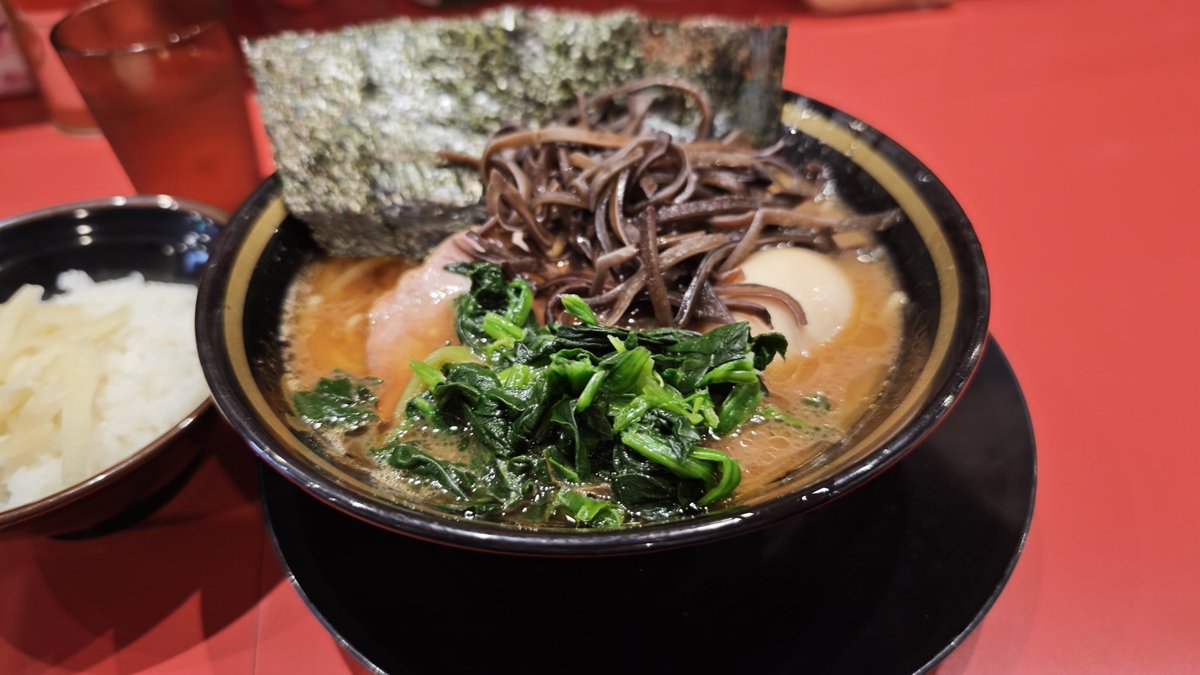 iwboo's tweet photo. トラ・トラ・トラって言う暗号🤦
とらきち家@平塚（神奈川県）

ズシンと来るスープです。相変わらず濃い豚のいい旨みが溢れています。ちょっと渋みもあるけどこれはロースされた焼豚のせいかな。ほうれん草もたっぷりでいいですね。麺は酒井製麺の中太。これ以上ないかくらいピタッと決まってます○ https://t.co/rSyLhXF4LA