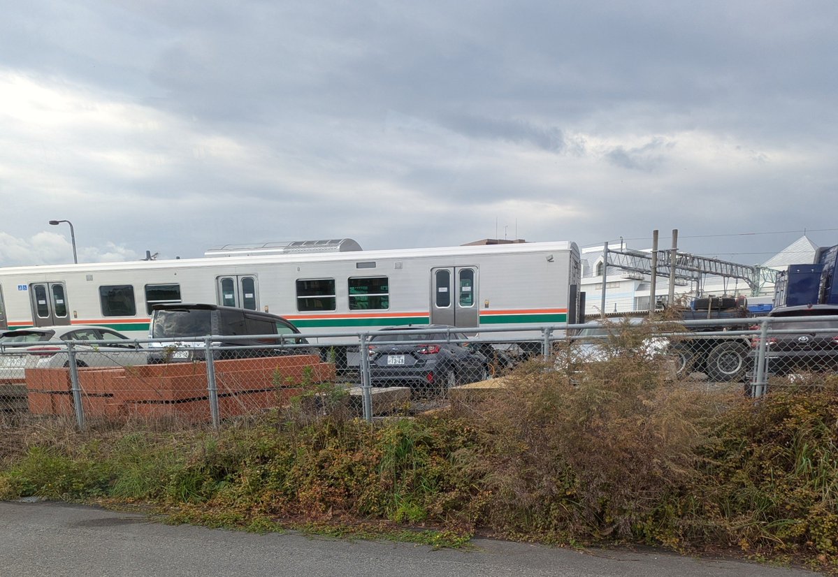 Sukezo0327's tweet photo. 米沢駅の裏に新型車両を搬入していた。
台車の車輪がゴムタイヤなので、一般道を牽引して来たの？ https://t.co/VT8EzdyT6y
