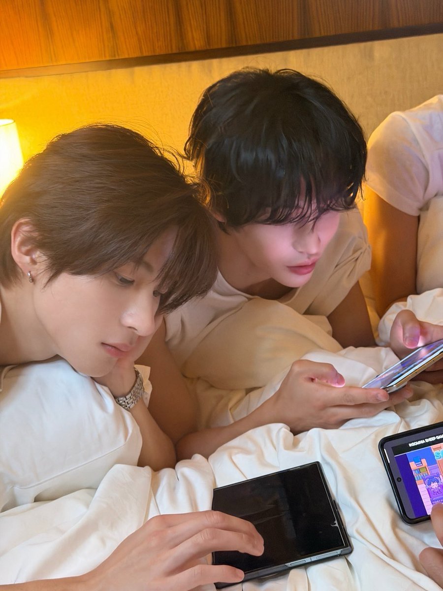 puffbinchan's tweet photo. liatlah perbedaan brightness hp wonbin sama anton https://t.co/9lS15q44UH