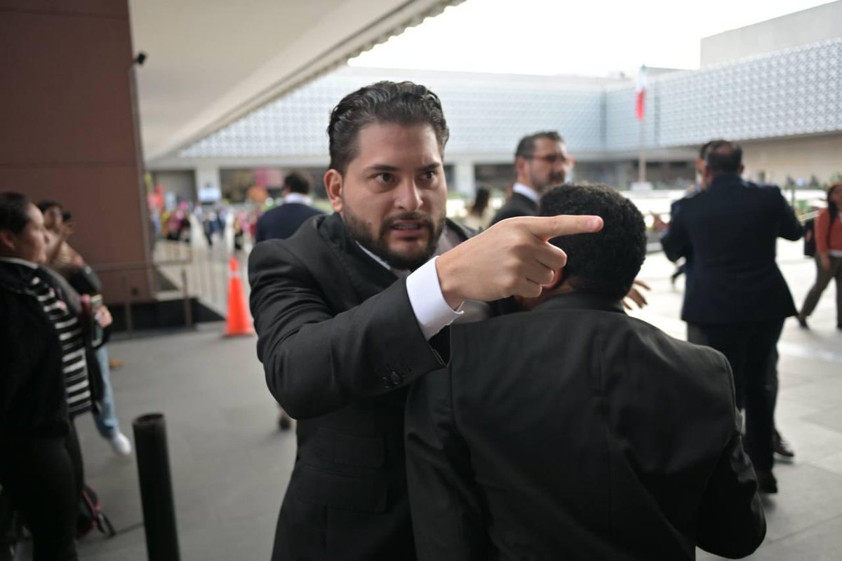 sofiacastrog's tweet photo. @MVSNoticias Este señor es de lo peor que existe como funcionario y como persona. No sabe mas que ser violento https://t.co/PKzXCa9ADt