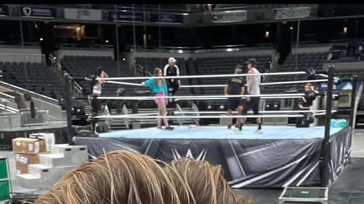 richard93612's tweet photo. Foto inédita en la que ensayan AJ Lee, CM Punk, Becky Lynch su lucha de parejas mixtas en #WWEWrestlepalooza 2025 en #WWE ante el #WWEUniverse.  

#WWEEspañol #WWEonNETFLIX #WWExESPN https://t.co/R8zKbfTIMX