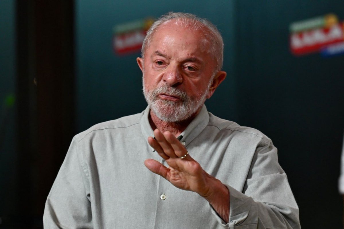 adalexgois's tweet photo. URGENTE! LULA ESTÁ TELEFONANDO PARA MINISTROS DO STF EM PLENA RETA FINAL DA ELEIÇÃO!

A apenas CINCO DIAS do segundo turno, Lula estaria mantendo conversas telefônicas com ministros do Supremo Tribunal Federal, segundo revelou a colunista Bela Megale, de O Globo. O presidente teria sido aconselhado a evitar encontros presenciais com os magistrados até o fim da eleição. Mas os telefonemas continuam!

E o conteúdo dessas conversas é ainda mais explosivo!

Segundo a reportagem, LULA RECLAMA DE KASSIO NUNES MARQUES, PRESIDENTE DO TSE, sob a alegação de que ele estaria favorecendo Flávio Bolsonaro! Lula também teria demonstrado surpresa com a liderança de Flávio no primeiro turno.

Do outro lado da linha, ministros do Supremo estariam reclamando da desorganização do governo e da falta de apoio ao diretor da Polícia Federal, Andrei Rodrigues, alvo de André Mendonça.

E tem mais: no dia 12, Lula já havia disparado publicamente: "O que não pode é o presidente da Suprema Corte Eleitoral ter lado na política."

Agora pense no tamanho dessa contradição: O PRÓPRIO CANDIDATO À REELEIÇÃO, A CINCO DIAS DA VOTAÇÃO, TELEFONANDO PARA MINISTROS DO SUPREMO E RECLAMANDO DO PRESIDENTE DO TSE!

Se isso não merece explicações públicas, o que merece?

IMAGINE SE FOSSE FLÁVIO BOLSONARO TELEFONANDO PARA MINISTROS DO STF PARA RECLAMAR DE QUEM COMANDA A JUSTIÇA ELEITORAL!