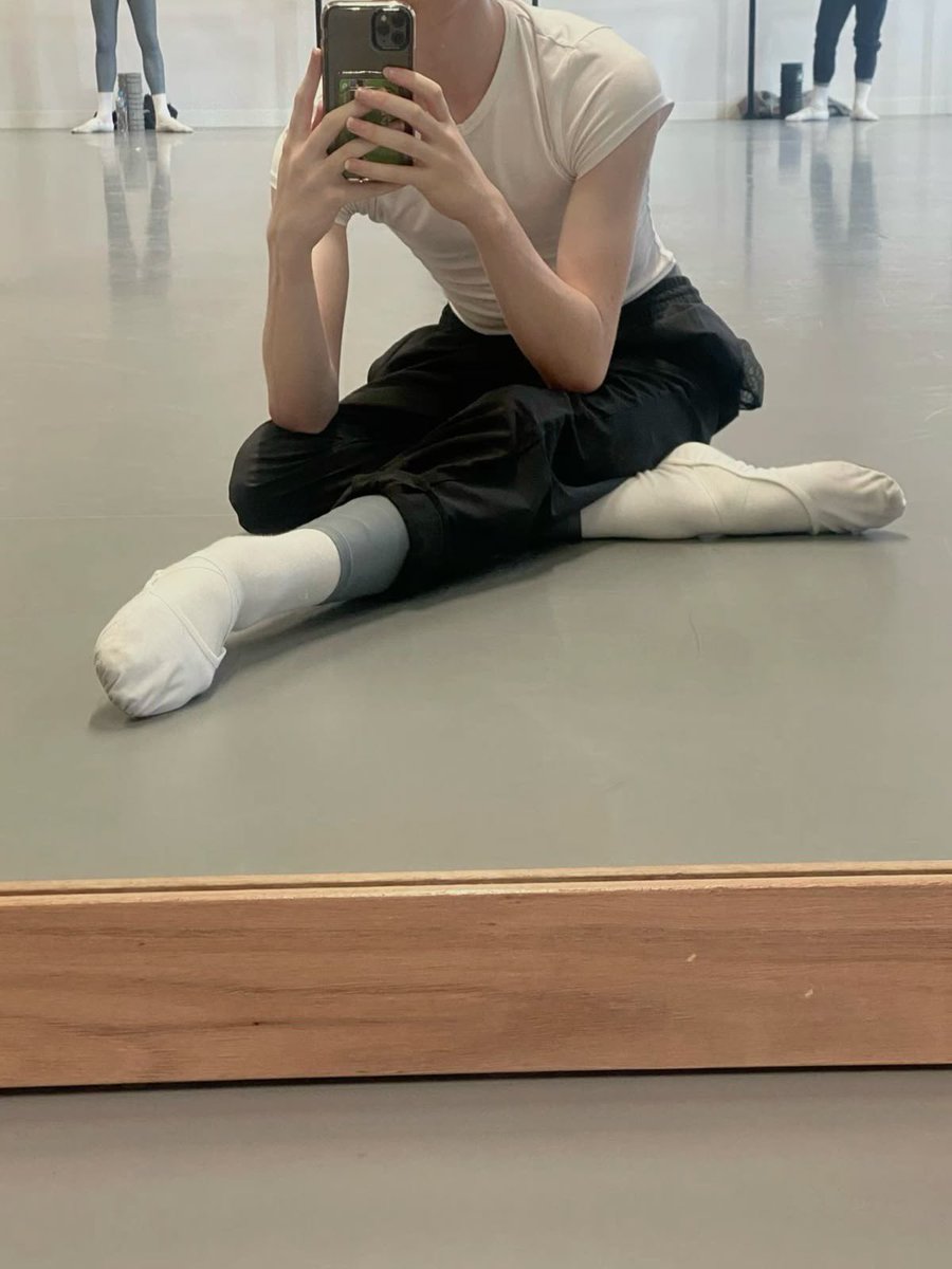 narutoooowo's tweet photo. ╰➤ AU #Narusasu ᝰ.ᐟ ✮⋆˙ 🍥🍅

Donde Sasuke es un bailarín de ballet reservado que se encuentra con unos bailarines de freestyle en la calle

o 

Donde Naruto es un bailarín de freestyle que no para de hacer contacto visual con un pelinegro de la audiencia https://t.co/xuVUNTtiXl