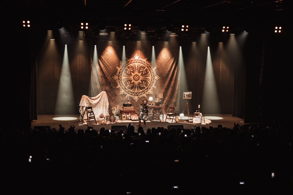 yaelokre's tweet photo. Thank you for wondering! ☀️🌾 Im a performer, author, and illustrator that delves into themes of nostalgia, parent &amp; child, and the nature of storytelling! Here are recent photos from my on going 2nd tour! There are only very few tickets left if youre wanting to attend :~) https://t.co/sOkXQFq4lW