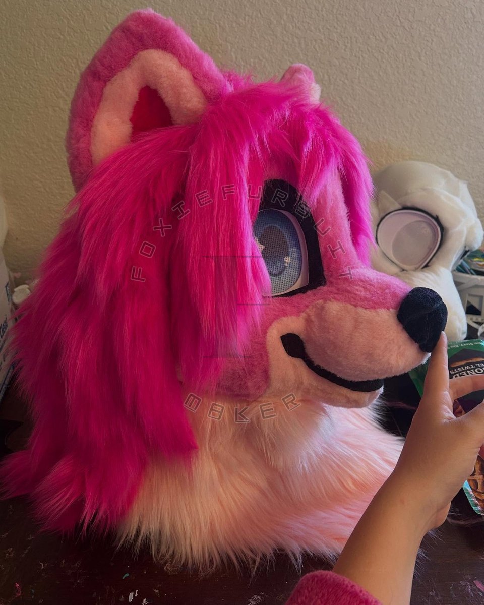foxiefur_'s tweet photo. First time doing backbrushed hair and I love it! This is just pinned on so it’s still all messy 😆

#fursuit #fursuitmaker #fursuiter #fursuitwip #furry #fursuithair #fursuitcommission #fursuitcommissions https://t.co/ludtJlmLa5