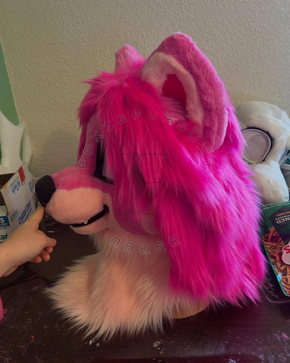 foxiefur_'s tweet photo. First time doing backbrushed hair and I love it! This is just pinned on so it’s still all messy 😆

#fursuit #fursuitmaker #fursuiter #fursuitwip #furry #fursuithair #fursuitcommission #fursuitcommissions https://t.co/ludtJlmLa5