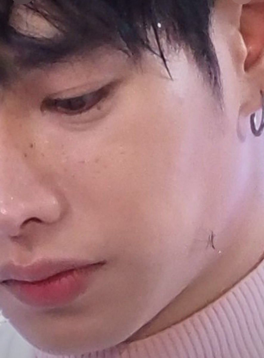 TaeNamwat's tweet photo. เมื่อยุงกัดแก้มแต่ตบไม่ได้ต้องคีพคูล

#เป๊กผลิตโชค
#PeckPaLitChoke https://t.co/J24pr8Yyi9