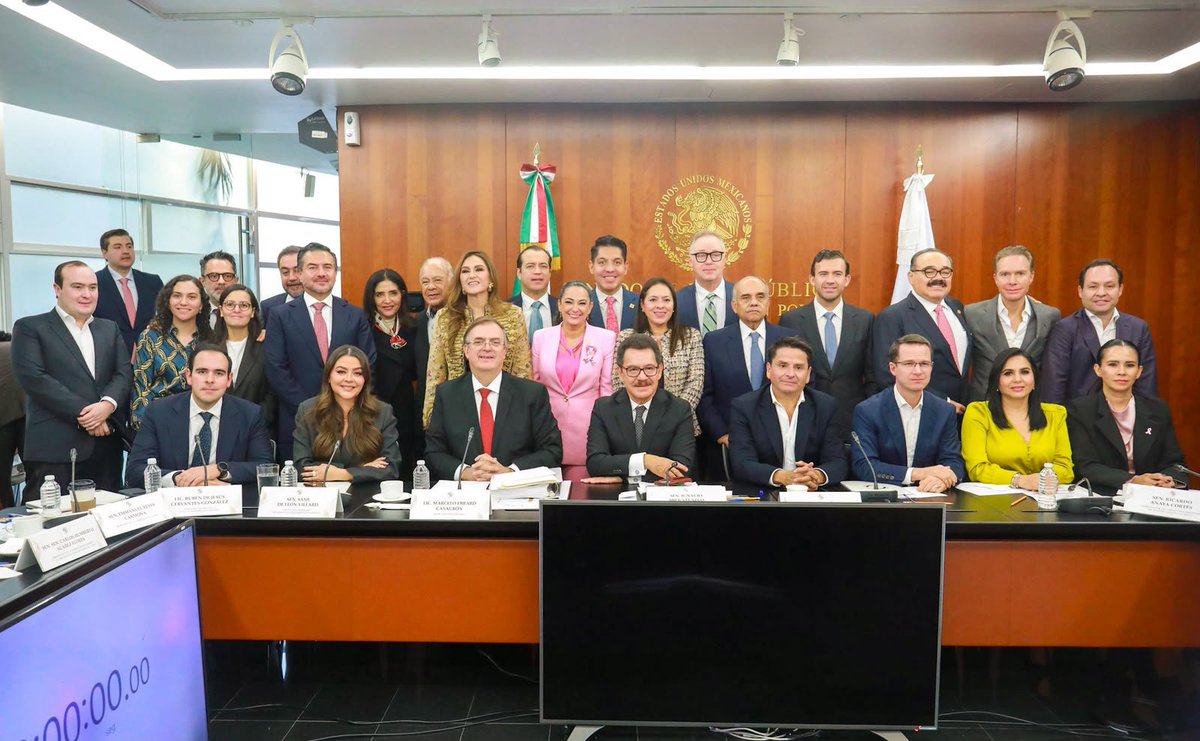 manuelanorve's tweet photo. En el @senadomexicano, los coordinadores de los distintos grupos parlamentarios recibimos al secretario de Economía, @m_ebrard, en el marco de su comparecencia por el Segundo Informe de Gobierno.

Participamos los coordinadores @NachoMierV de Morena; @RicardoAnayaC del PAN; @ClementeCH de Movimiento Ciudadano; @VelascoM_ del Partido Verde, @AlbertoAnayaGt del PT;  así como mi amigo @gelizondop y senadoras y senadores de las distintas fuerzas políticas.

Un ejercicio de diálogo y rendición de cuentas sobre los retos económicos de México, la inversión y la generación de empleos.